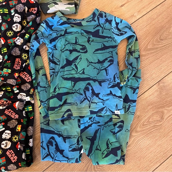 Gap Kids Boys 5T Cotton Long Sleeve Pajama Sets Christmas Star Wars Sharks Camo - Picture 2 of 4